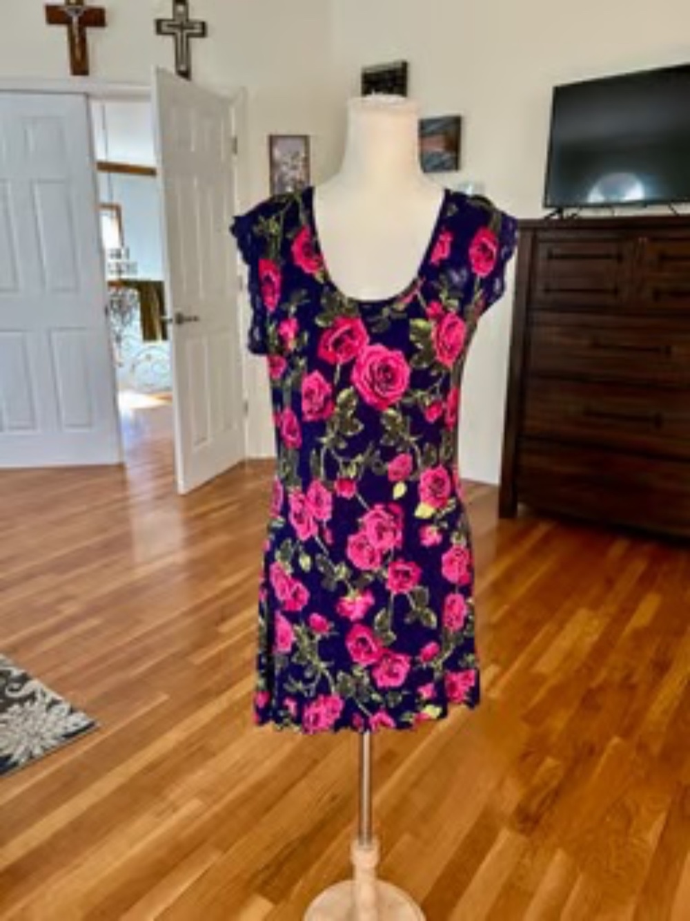 Betsey Johnson SIZE MEDIUM M Floral Knee Length Nightgown in Women’s LOT5760